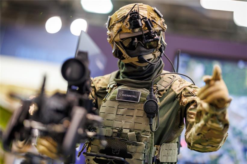 Eine mit dem Soldatensystem Gladius 2.0 ausgestattete Puppe steht am Stand von Rheinmetall auf der Fachmesse für Sicherheitstechnologie Enforce Tac
