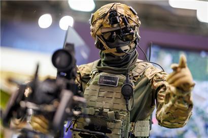 Eine mit dem Soldatensystem Gladius 2.0 ausgestattete Puppe steht am Stand von Rheinmetall auf der Fachmesse für Sicherheitstechnologie Enforce Tac
