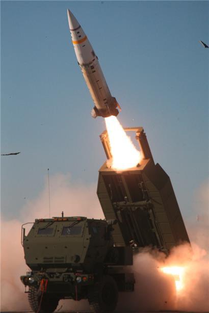 Eine mobile Raketenplattform feuert eine Rakete des Army Tactical Missile Systems (ATACMS) ab
