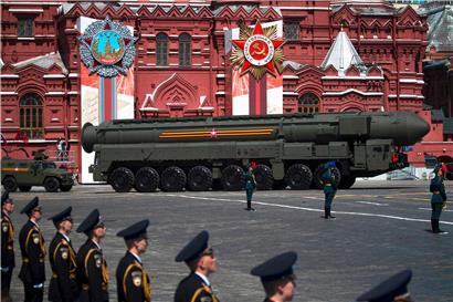 Eine mobile ballistische Interkontinentalrakete RS-24 „Jars“ voriges Jahr auf dem Roten Platz in Moskau
