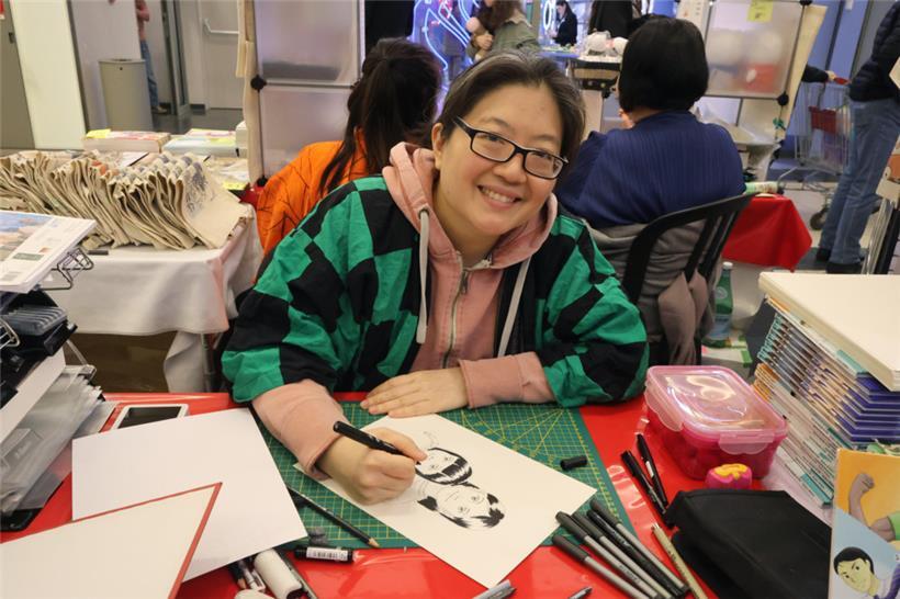 Eine mutmaßliche Japanerin beim Zeichnen von Mangas
