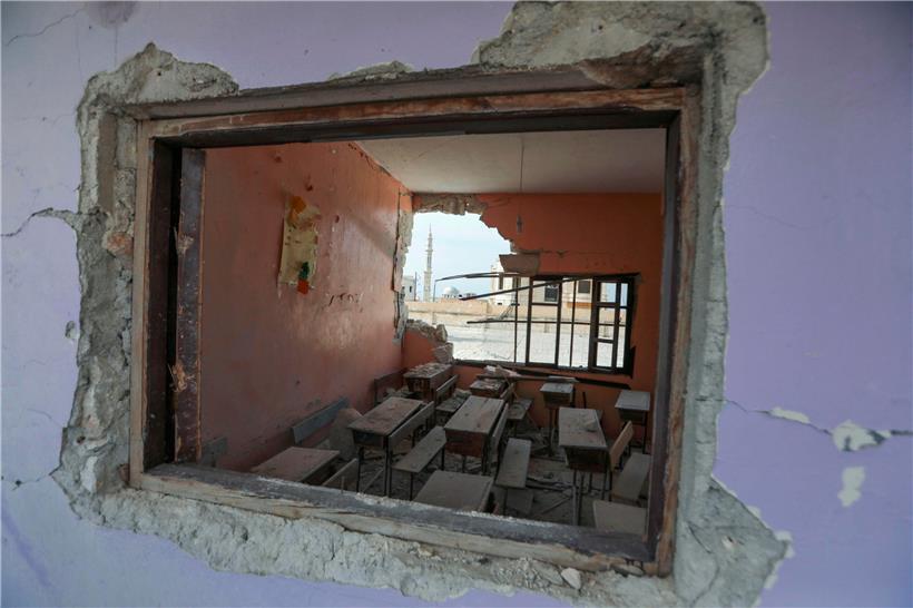 Eine nach einem Angriff von Regierungstruppen beschädigte Schule im syrischen Dorf al-Nayrab (Aufnahme vom 3. Mai)
