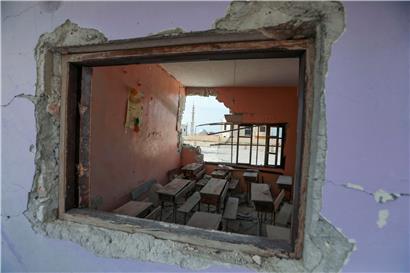 Eine nach einem Angriff von Regierungstruppen beschädigte Schule im syrischen Dorf al-Nayrab (Aufnahme vom 3. Mai)
