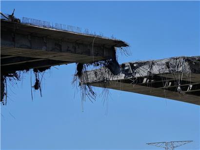 Zerstörte B1-Autobahnbrücke in Karadsch, Iran, nach US-Luftangriff am 02.04.2026, höchste Brücke des Landes mit 132 Metern Höhe