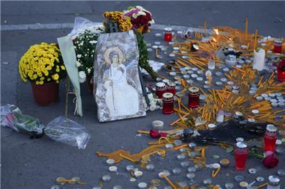 Eine orthodoxe Ikone und Kerzen erinnern an den Ort, wo Menschen durch den Einsturz des Bahnhofsvordaches in Novi Sad am Freitag umgekommen sind
