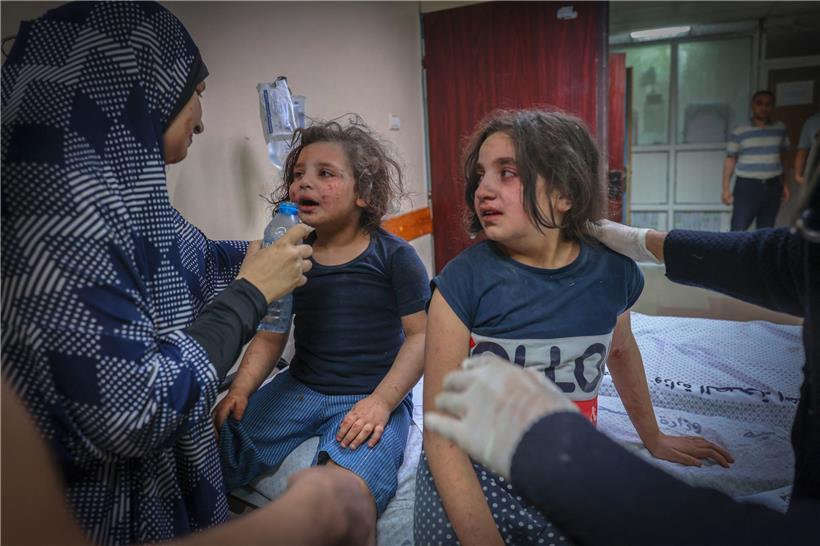 Eine palästinensische Familie im Al-Shifa-Krankenhaus in Gaza-Stadt: Bislang kamen 55 palästinensische Kinder bei den israelischen Bombardements ums Leben
