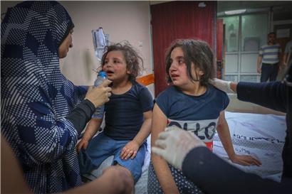 Eine palästinensische Familie im Al-Shifa-Krankenhaus in Gaza-Stadt: Bislang kamen 55 palästinensische Kinder bei den israelischen Bombardements ums Leben
