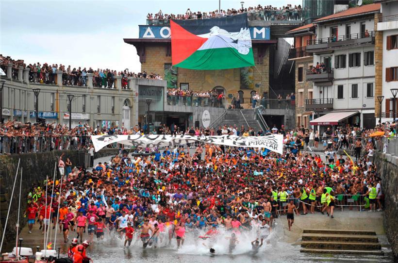 Eine palästinensische Flagge wird während des Festivals „Pirata Abordaia“ in Donostia am 12. August gehisst

