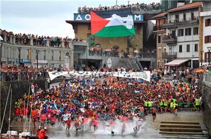 Eine palästinensische Flagge wird während des Festivals „Pirata Abordaia“ in Donostia am 12. August gehisst
