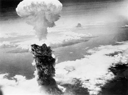 Riesige Rauchwolke über Nagasaki nach Explosion der zweiten Atombombe im Zweiten Weltkrieg