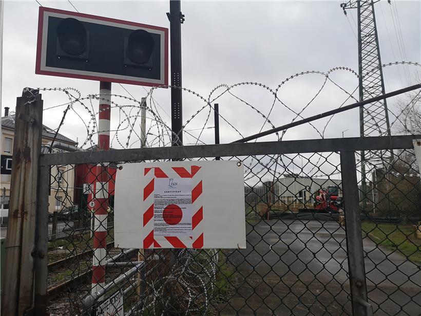 Eine rot umrahmte Abrissbescheinigung der Stadt Esch sorgt für Aufregung.
