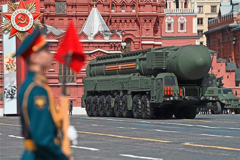 Eine russische Interkontinentalrakete wird während einer Feier zum Ende des Zweiten Weltkrieges über den Roten Platz in Moskau gefahren 
