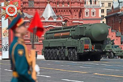 Eine russische Interkontinentalrakete wird während einer Feier zum Ende des Zweiten Weltkrieges über den Roten Platz in Moskau gefahren 
