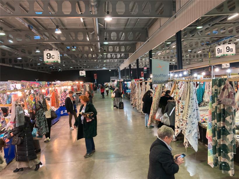 Eine schier unerschöpfliche Auswahl an Stoffwaren bot sich den Besuchern der Messe
