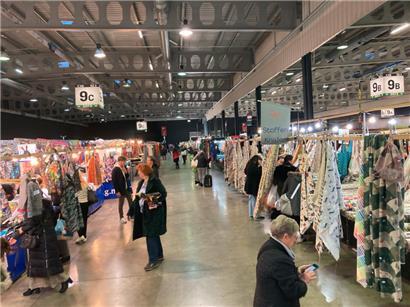 Eine schier unerschöpfliche Auswahl an Stoffwaren bot sich den Besuchern der Messe
