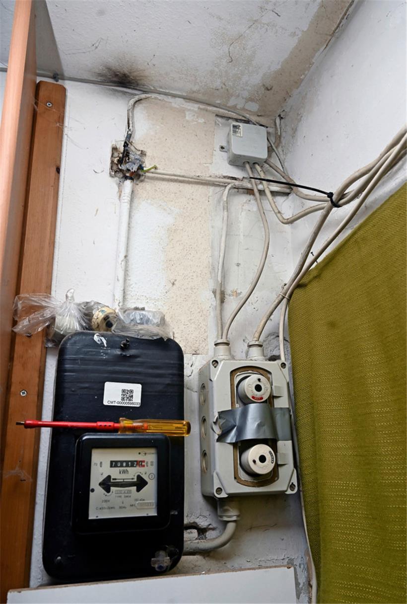 Eine schwarze Stelle an der Wand zeugt von einem Kabelbrand an der mangelhaften Elektrik
