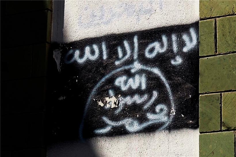 Eine schwarze al-Qaida-Flagge wurde an die Wand einer beschädigten Schule in gesprüht. Die USA haben bei einer Operation im Jemen den Anführer des dortigen Ablegers des islamistischen Terrornetzwerks Al-Kaida getötet.
