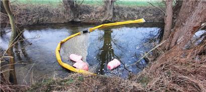 Eine schwimmende Ölsperre in der Gander
