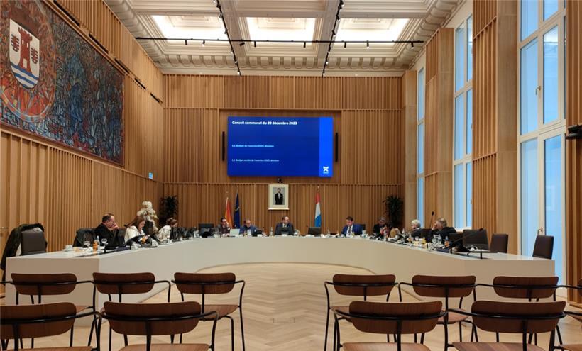 Eine sechsstündige Marathon-Sitzung absolvierte der Escher Gemeinderat am Mittwoch. Das im Flur aufgebaute Mittagsbuffet sorgte dafür, dass der Sitzungssaal mitunter zeitweise ziemlich leer war, wie hier bei der Rede von Schöffe Meris Sehovic.   
