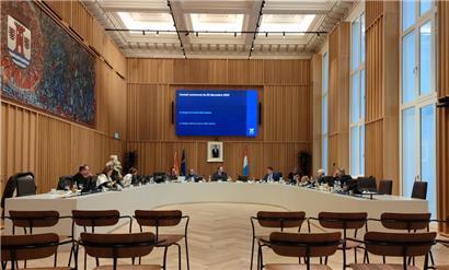 Eine sechsstündige Marathon-Sitzung absolvierte der Escher Gemeinderat am Mittwoch. Das im Flur aufgebaute Mittagsbuffet sorgte dafür, dass der Sitzungssaal mitunter zeitweise ziemlich leer war, wie hier bei der Rede von Schöffe Meris Sehovic.   
