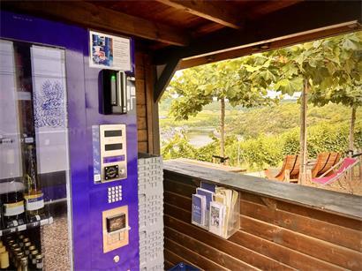 Selbstbedienungs-Weinbar an der Mosel in Schwebsingen mit verschiedenen Weinsorten und Gläsern