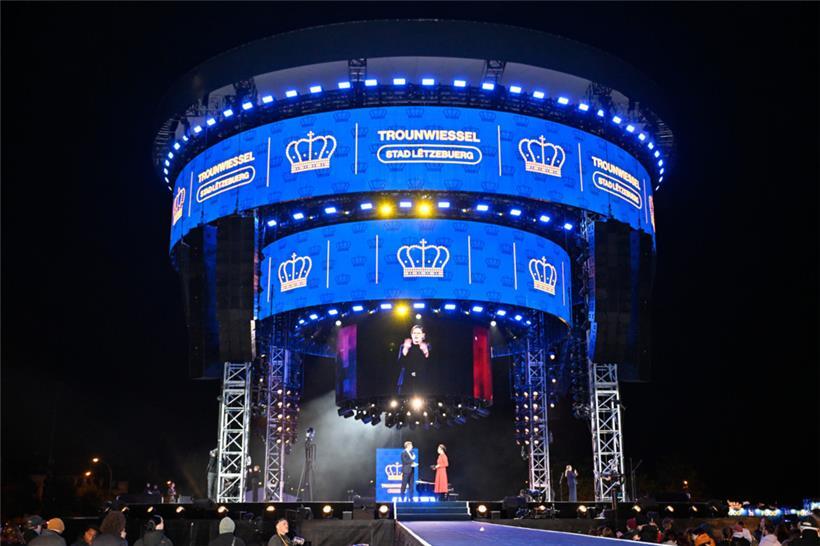 Eine spektakuläre Bühne war der Mittelpunkt der Feierlichkeiten zum Thronwechsel auf dem Glacis
