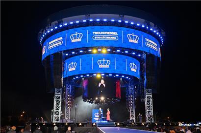 Eine spektakuläre Bühne war der Mittelpunkt der Feierlichkeiten zum Thronwechsel auf dem Glacis
