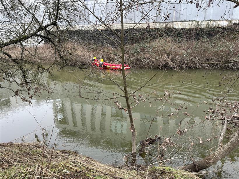 Eine spezialisierte Einsatzgruppe des CGDIS versucht, die Verschmutzung in Rombach-Martelingen zu beseitigen
