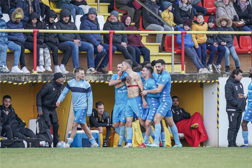 Eine symbolische Geste in Richtung F91-Ersatzbank
