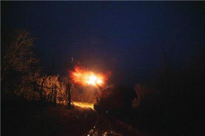 Eine ukrainische Panzerartillerie AS-90 feuert auf russische Stellungen an der Frontlinie in Richtung Pokrowsk, Region Donezk (Archivbild)
