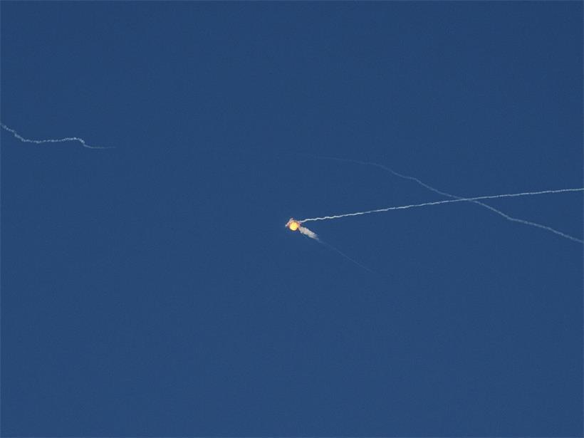 Eine ukrainische Rakete fängt während eines russischen Angriffs auf Kiew eine russische ballistische Rakete ab.