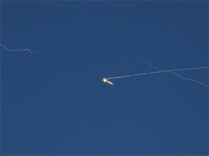 Eine ukrainische Rakete fängt während eines russischen Angriffs auf Kiew eine russische ballistische Rakete ab.