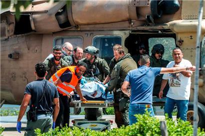 Eine verletzte Person wird am 8. Juni 2024 aus einem Hubschrauber der israelischen Luftwaffe evakuiert, der auf dem Gelände des Sheba Tel-HaShomer Medical Centre in Ramat Gan gelandet ist

