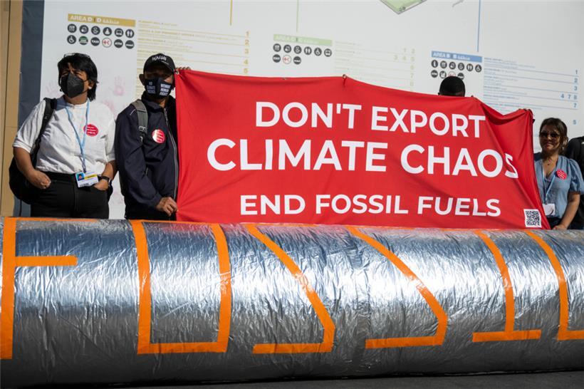 Eine von vielen Protestkundgebungen in Scharm el-Scheich: Teilnehmer am UN-Klimagipfel COP27 demonstrieren mit einer Installation
