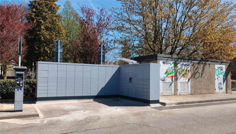 Eine von vier Paketstationen, die in Esch auf öffentlichem Parkraum aufgestellt werden. Hier am Sankt-Joseph-Friedhof sogar auf zwei PMR-Plätzen. Die Post zahlt keine Standmiete, was für Kritik sorgt.
