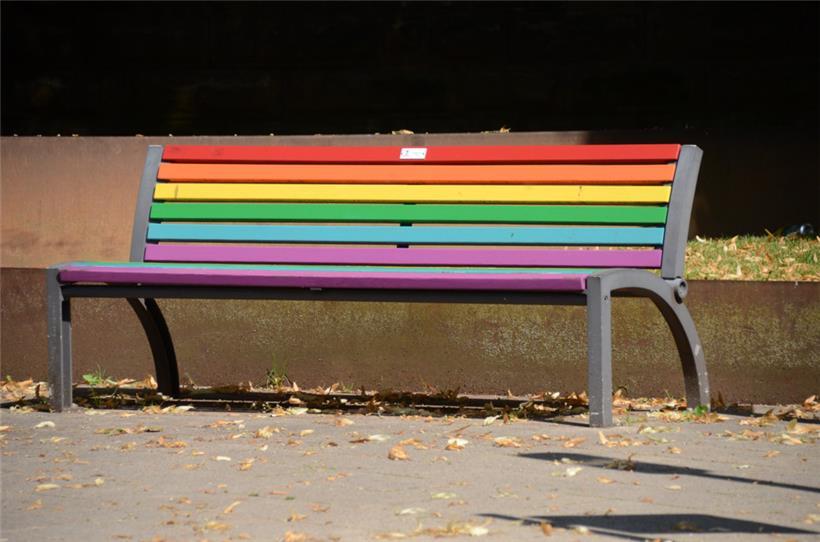 Eine von zwei Regenbogen-Bänken vor der Pfarrkirche St. Martin in Düdelingen
