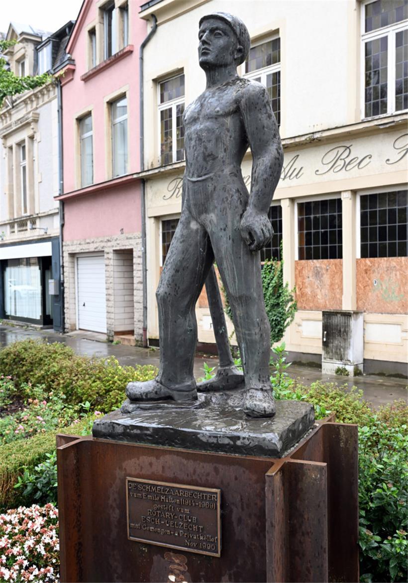 Eine weitere Station der Stadtführung: Der „Schmelzaarbechter“ steht heute noch für viele Biografien der Einwohner
