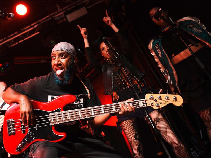 Eine wilde Mischung: Gogo Bordello im Atelier
