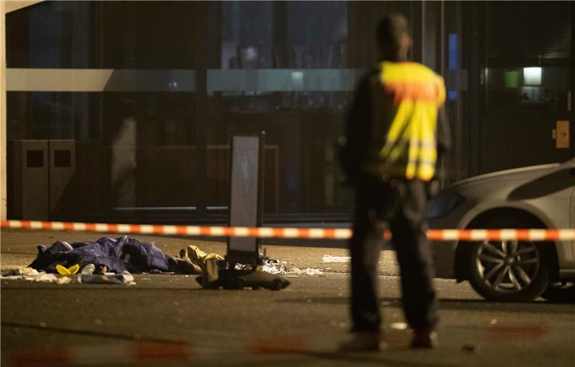 Eine zugedeckte Leiche liegt am Tempodrom in Berlin. Dort kam es aus bislang ungeklärten Gründen zu einer Schießerei, bei der eine Person getötet und vier weitere Menschen verletzt worden sind. 
