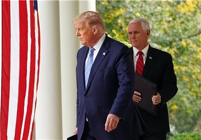 Einen Monat vor der US-Wahl haben sich Präsident Donald Trump und First Lady Melania mit dem Coronavirus angesteckt
