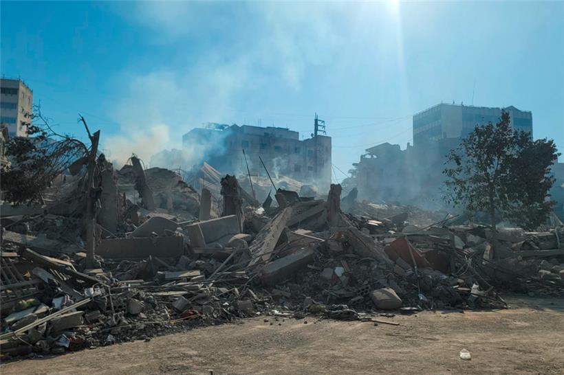 Einen Tag nach einem israelischen Luftangriff auf dem Marktplatz der südlibanesischen Stadt Nabatiyeh sind große Schäden zu sehen
