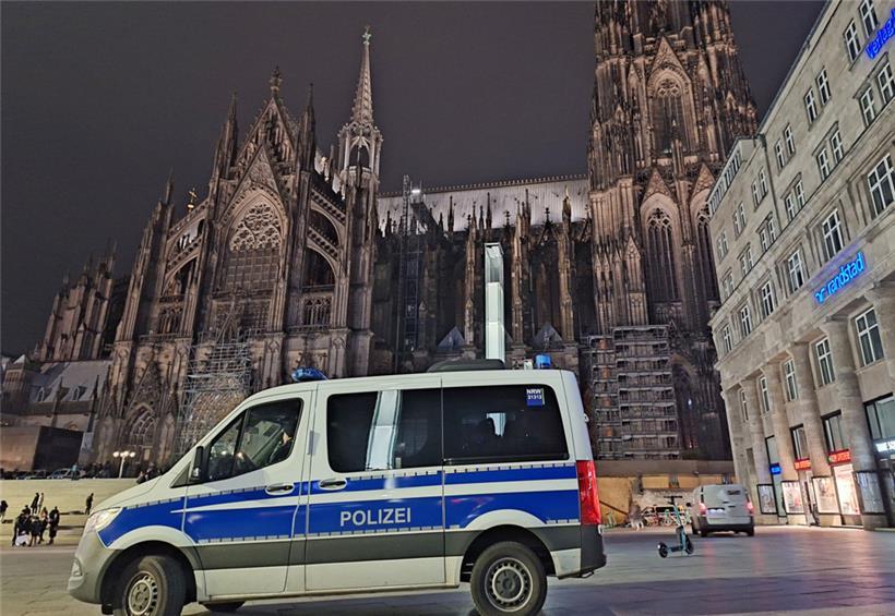 Einen Tag vor Weihnachten erhöht die Polizei in Köln wegen möglichen Anschlagsplänen ihre Schutzmaßnahmen. Sicherheitsbehörden haben nach dpa-Informationen Hinweise auf einen möglichen Anschlagsplan einer islamistischen Gruppe auf den Kölner Dom erhalten
