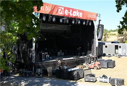 Einen Tag vor dem Festival wird bei der Hauptbühne noch einmal Hand angelegt, am Freitag dann beginnt der e-Lake mit dem Auftritt der lokalen Band „Alfalfa“ um 18.30 Uhr

