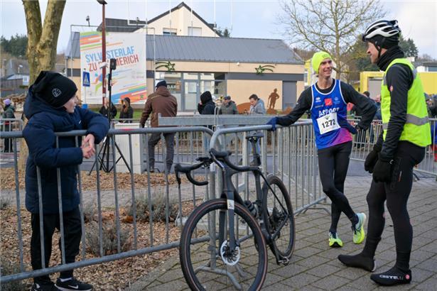 Einen kleinen Plausch gab es für Luc Scheller, der sich den zweiten Platz sicher...