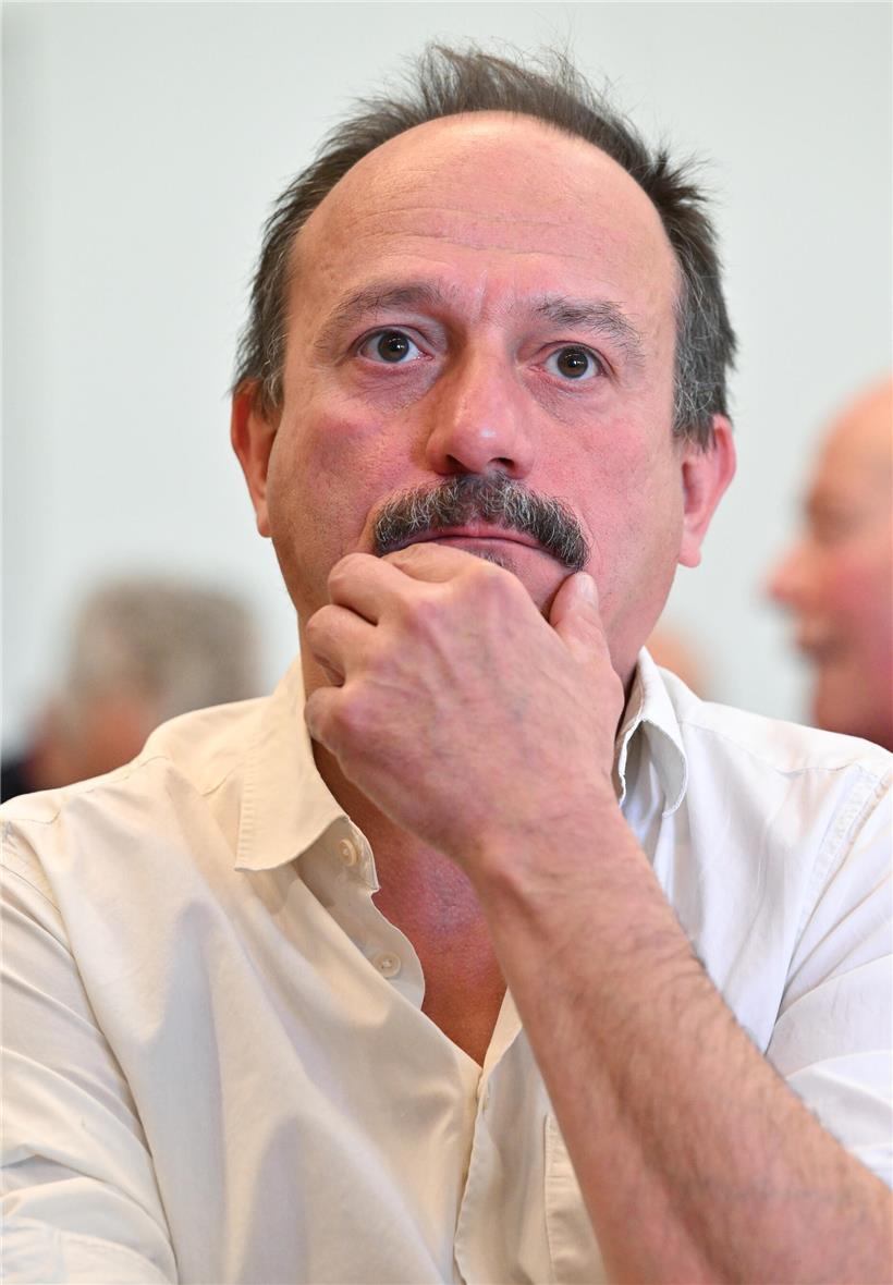 Marc Baum, einer der Motoren der Opposition, spricht engagiert bei politischer Veranstaltung