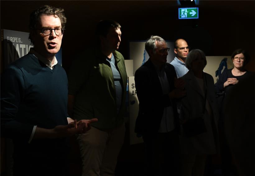 Einer der beiden Kuratoren der Ausstellung, Pit Péporté (l.), bei der Führung einer Besuchergruppe
