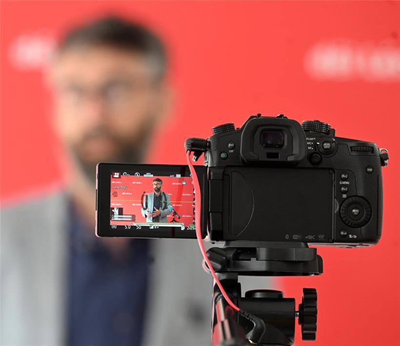 Einer der beiden Parteisprecher von „déi Lénk“, Gary Diderich, bei der Präsentation des Parteiprogramms für die Kommunalwahlen 
