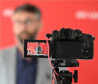 Einer der beiden Parteisprecher von „déi Lénk“, Gary Diderich, bei der Präsentation des Parteiprogramms für die Kommunalwahlen 
