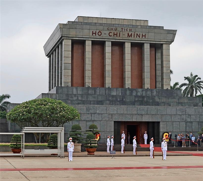 Einer der ernsten Momente: Besuch des Mausoleums von Ho Chi Minh in Hanoi
