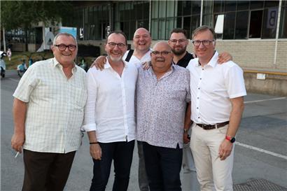 Einer der ersten Gratulanten bei den Differdinger Sozialisten war Sportminister Georges Engel aus der Nachbargemeinde Sanem
